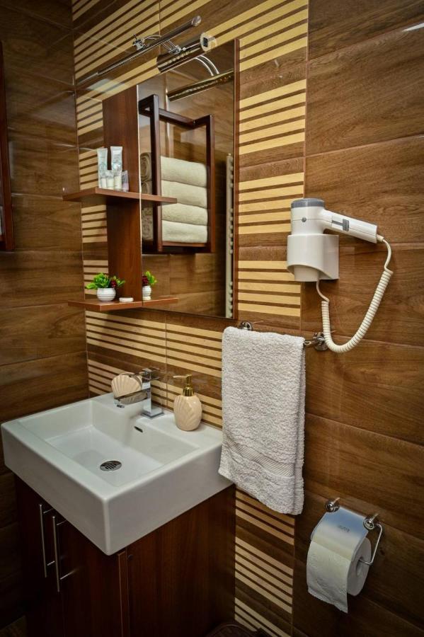 Studio Apartmani Emili Apartman Br 2 비옐리나 외부 사진